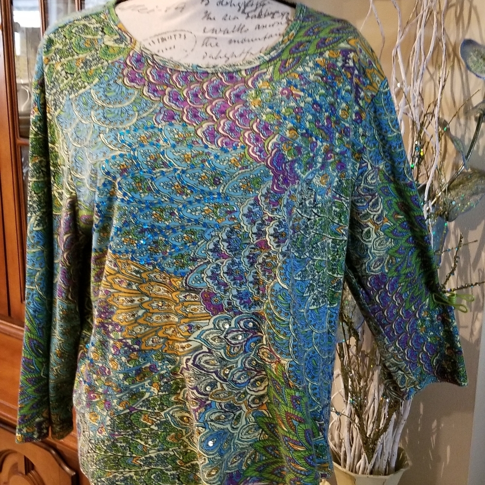 COLORFUL Tee Shirt with sequins on front